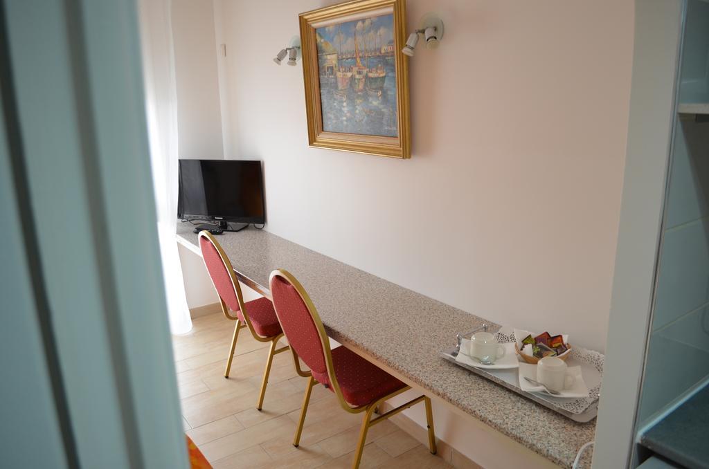 L'Abribis Hotel Firminy Phòng bức ảnh